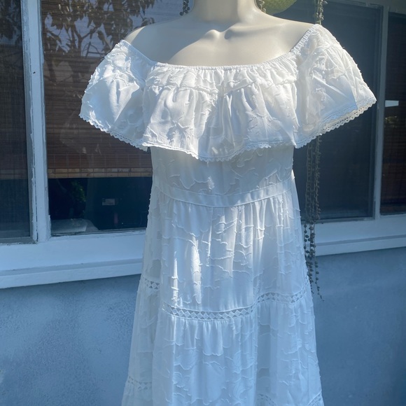 NWT WHITE OFF-THE-SHOULDER RUFFLED LACE MAXI DRESS Medium - Picture 15 of 17